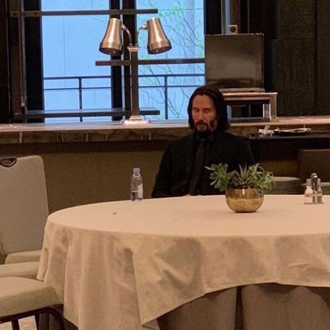 Keanu Reeves Admits He’s A Lonely Guy (Update: Rep Disproves This As Fake) Kim Reeves, Blockbuster Film, Keanu Charles Reeves, Reaction Pic, Meaning Of Love, Foto Ideas Instagram, Keanu Reeves, In My Life, Reaction Pictures