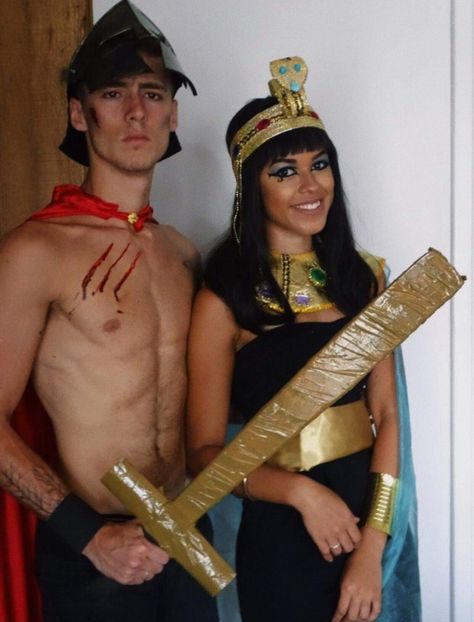 #DIY #costumeideas #couplecostume #cleopatra #costume #juliuscaesar #carnival #halloween #idea #couple #coupleideas #fantasia #carnaval #halloween #halloweenideas #juliocesar #Egypt #brazil Cleopatra Julius Caesar Costume, Julius Ceaser Costume, Cleopatra And Ceasar Costumes, Cleopatra Halloween Costume Couple, Cleopatra And Julius Caesar Costume, Egyptian Couple Costume, Cleopatra Halloween Costume College, Cleopatra Couple Costume, Diy Cleopatra Halloween Costume