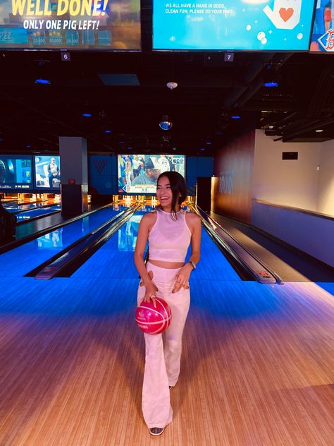 Bowling Fits Aesthetic, Outfit Ideas For Bowling, Bowling Photoshoot Picture Ideas, Bowling Photo Ideas, Bowling Outfit Ideas Date, Outfits For Bowling Date, Bowling Pictures Instagram, Bowling Date Outfit Ideas, Bowling Night Outfit