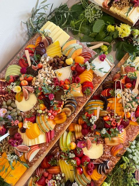 summer snack fruit and cheese board #food #charcuterie #aesthetic #summer Dried Fruit Charcuterie Board, Summer Grazing Board, Summer Snack Board, Charcuterie Board Summer, Charcuterie Aesthetic, Charcuterie Board Aesthetic, Summer Charcuterie Board, Christmas Hosting, Grazing Platter