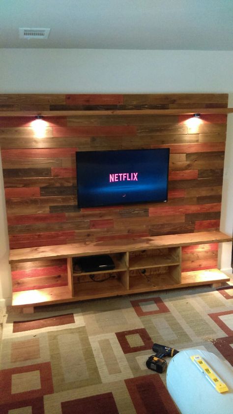 Diy Pallet Tv Wall Mount, Pallet Tv Stand Ideas For Living Room, Pallet Wood Tv Wall, Pallet Wood Tv Stand, Pallet Tv Wall, Rustic Tv Wall Ideas, Tv Lounge Ideas, Elegant Living Room Ideas, Pallet Furniture Tv Stand