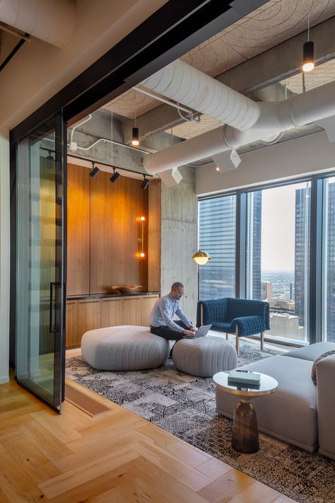 Larry Lander of PDR Corp of explores why the 2022 workplace is now the new frontier for characterizing true flexibility. Office Lounge Area Design, Office Lounge Area, Office Design Trends, Corporate Office Design, Cocktail Lounge, Office Lounge, Real Estate Office, Lounge Design, Open Office