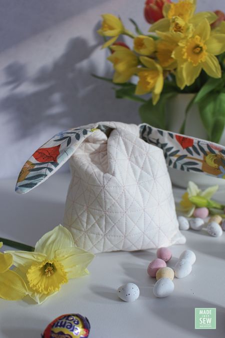 Diy Easter Bags, Sewing Easter Projects, Quilted Easter Baskets, Basket Sewing Pattern, Creative Easter Baskets, Easter Treat Bags, Easter Gift Bags, Diy Sewing Gifts, Bags Patterns