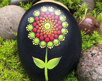 Hand Mandala, Mandala Painted Rocks, Mandala Rock Art, Art Pierre, Stone Art Painting, Painted Mandala, Rock Hand, Painted Rocks Craft, Painted Rocks Diy