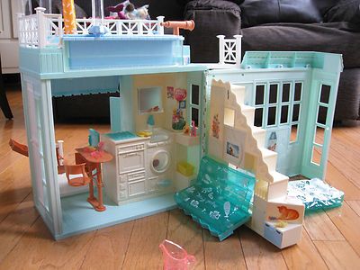 Barbie Townhouse, Barbie And Midge, 1999 Barbie, Barbie Doll Houses, Barbie Beach, 2023 Barbie, Diy Barbie House, Barbie Playsets, Vintage Barbies