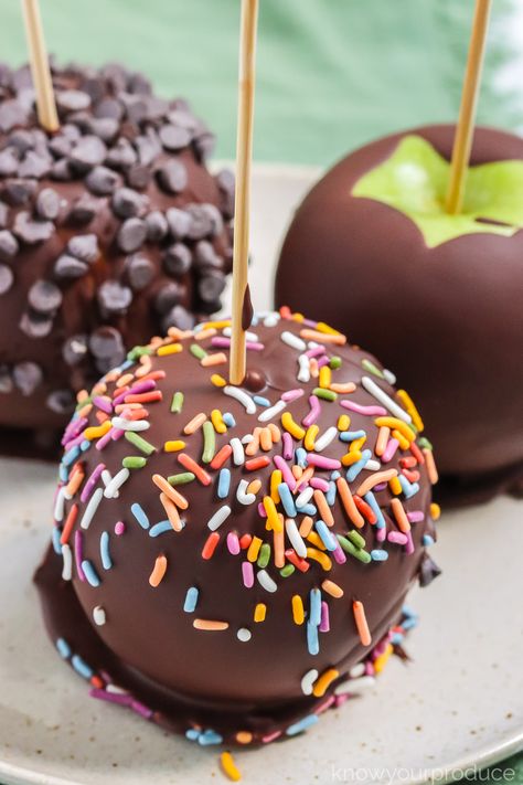 These Chocolate Covered Apples make for a healthy chocolate dessert everyone will love making and eating! Fudge Covered Apples, How To Make Chocolate Covered Apples, Autumn Chocolate, Covered Apples Ideas, Covered Apples, Apple Chocolate, Chocolate Apple, Chocolate Covered Apples Halloween, Halloween Chocolate Covered Apples