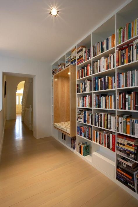 Books On Shelves, Zigarren Lounges, Library Bookshelves, Modern Architecture Interior, Library Shelves, Library Wall, Home Library Design, Casa Container, Shelving Units