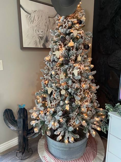 Western Theme Christmas Trees, Western Themed Christmas Tree Ideas, Western Christmas Bedroom Decor, Western Xmas Decor, Western Tree Ideas, Cowboy Tree Christmas, Cow Tree Ideas, Cowboy Themed Christmas Tree, Cowhide Christmas Decor