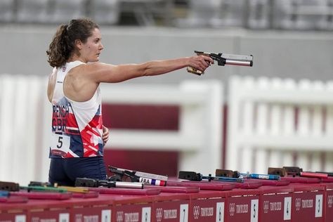 Kate French of Great Britain shoots during the final lap of the running and shooting portion of the women's modern pentathlon at the 2020 Summer Olympics, Friday, Aug. 6, 2021, in Tokyo, Japan. (AP Photo/Andrew Medichini)　▼7Jul2021AP | Stubborn horse costs Schleu a shot at modern pentathlon gold Summer Olympics, Running, Tokyo, Modern Pentathlon, Pentathlon, Great Britain, Japan, Gold