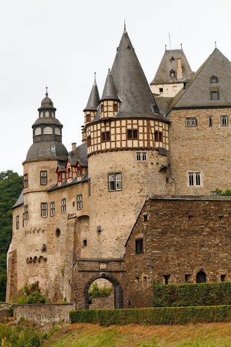 Medieval Russian Castle, Eastern European Castles, Middle Ages Castle, Castle Germany, Castle Images, German Palace, German Castles, Castle Entrance, Germany Architecture