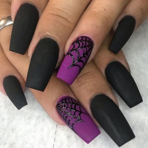 purple-Halloween-nail-ideas Nail Swag, Black And Purple Nails, Holloween Nails, Cute Halloween Nails, October Nails, Goth Nails, Halloween Nail, Black And Purple, Dipped Nails