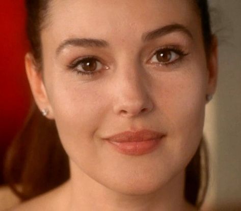 Monica Bellucci Makeup, Monica Belluci Style, Arab Vibes, Face Proportions, Marilyn Monroe Portrait, French Girl Chic, Desired Face, Makeup Step By Step, Monica Bellucci