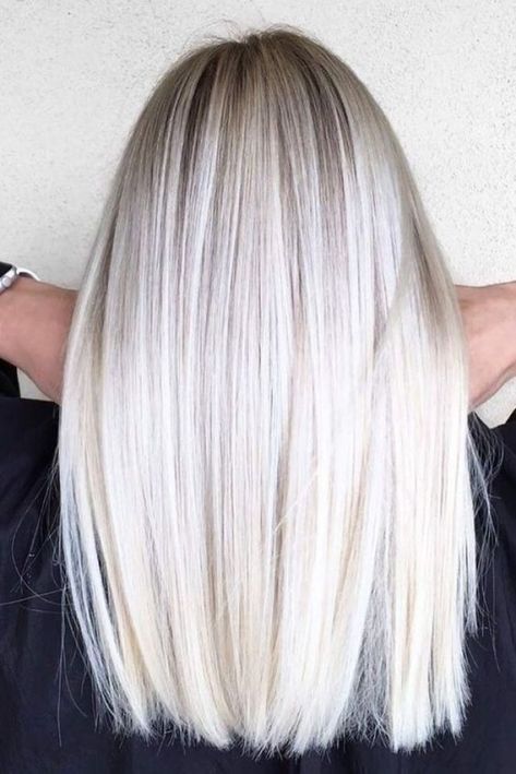 Ce printemps, on adore le blond platine. 35 nuances de blond polaire qui vous ferons craquer ! #blond #platine #polaire #clair #balayage #decoloration #blonde #beauté #cheveux #coiffures #inspiration #aufeminin Platinový Blond, Grey Hair Dye, Platinum Blonde Hair Color, Balayage Blond, Blond Balayage, Balayage Blonde, Modern Haircuts, Ash Blonde Hair, Blonde Hair Shades