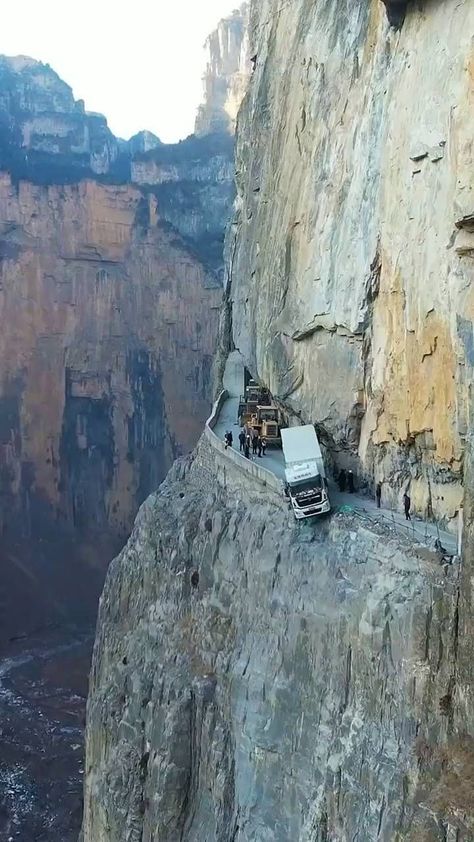 Dangerous Roads, Amazing Places On Earth, Vacation Video, Scary Places, Mexico Vacation, Shower Remodel, Packing Tips For Vacation, Diy Patio, Modern House Exterior