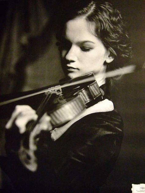 Violinist Hilary Hahn Violinist Photography, Hilary Hahn, Violin Photography, Playing The Violin, Violin Players, Johann Sebastian Bach, Patron Vintage, Learn Violin, Classical Musicians