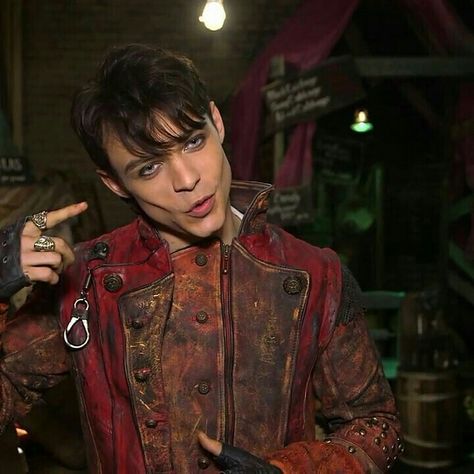 Harry at his best. Thomas Doherty Descendants, Joshua Colley, Descendants Characters, Harry Hook, Mal And Evie, Descendants Cast, Isle Of The Lost, Thomas Doherty, Descendants 2