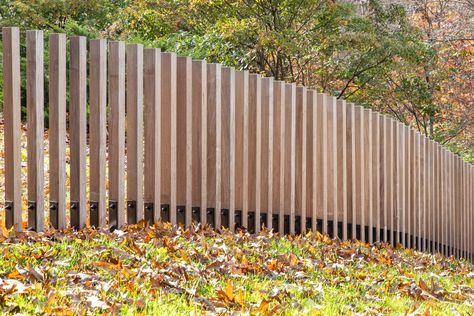 Photo 4 of 5 in In the Hudson Valley, a Minimalist Fence Artfully Contrasts a Renovated Farmhouse - Dwell Minimalist Fence, Renovated Farmhouse, Wood Fences, Modern Outdoor Spaces, Modern Fence Design, Fencing Ideas, Front Fence, Minimalist Garden, Farmhouse Remodel