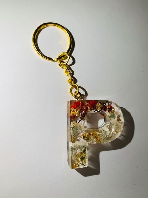 Resin Letters, Resin Creations, Initial Keychain, Resin Keychain, Resin Ideas, Christmas Lettering, Resin Crafts, Resin Art, Keychains