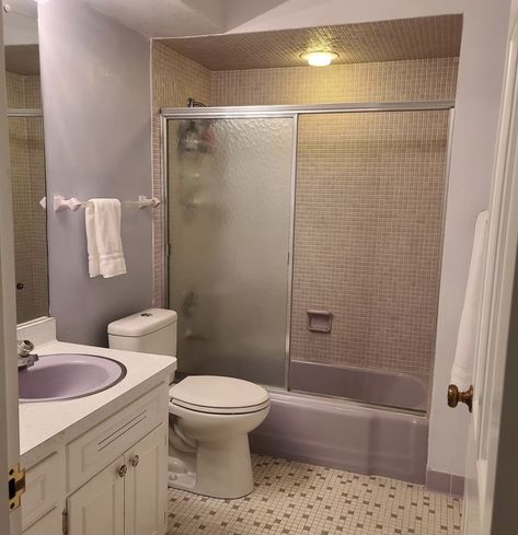 90s Interior Design Bathroom, Trashy House Aesthetic, Early 2000s House Aesthetic, 2000s Bathroom Aesthetic, 90’s Bathroom, Motel Bathrooms, Early 2000s Bathroom, Nostalgia Bathroom, 90s House Interior