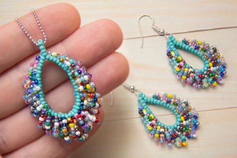 Video Tutorials | Bead Spider Easy Seed Bead Earrings, Beads Step By Step, Simple Beaded Earrings, Simple Beaded Necklace, Bead Spider, Beaded Earrings Tutorial, Nails Tools, Beads Magic, Simple Beaded Necklaces