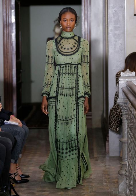 A look from the Valentino pre-fall 2017 collection. Photo: Valentino. Valentino 2017, Boho Attire, Pierpaolo Piccioli, Embroidery Motif, 2018 Runway, Nova York, Fashion Gallery, Large Fashion, Fashion 2017