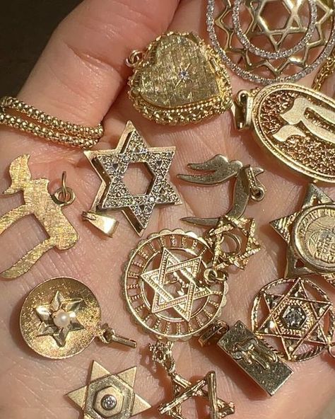 23carat on Instagram: "SOLD some vintage judaica for our jew-elry lovers 🥯🕎✨" Jewdaism Aesthetic, Jewish American Princess Aesthetic, Judaism Aesthetic, Jewish Aesthetic, Jewish Inspiration, Jewish Girl, Judaica Jewelry, Jewish Heritage, Divine Feminine Spirituality