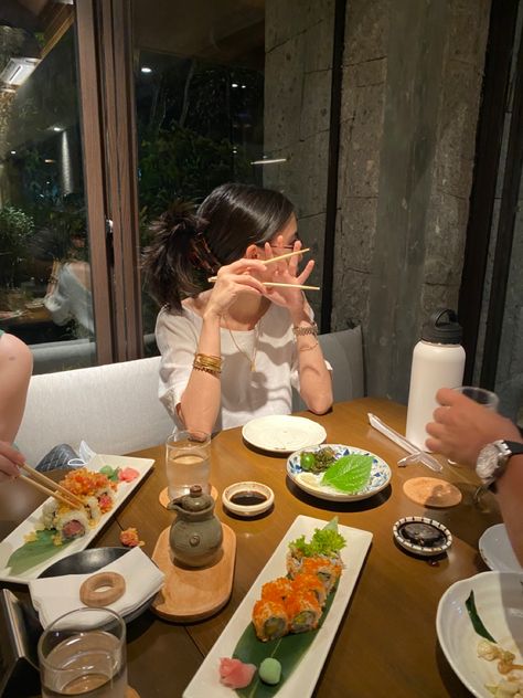 Resturent Pic, Restraunt Pic Aesthetic, Eating Sushi Pose, People Eating Aesthetic, Girl Eating Aesthetic, Restaurant Pose Ideas, Restaurant Photo Ideas, Eating Pose, Restaurant Pics