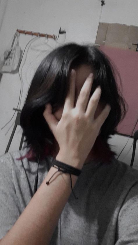 Honestly, that's my photo Fake Short Hair, Japanese Men Hairstyle, Tomboy Hairstyles, Short Hair Tomboy, Black Hair Kpop, Short Hair Undercut, Self Portrait Poses, Short Layered Haircuts, Selfie Ideas Instagram