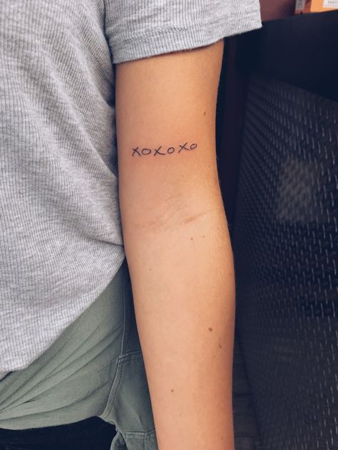 Simple Tattoos Memorial, Grandmothers Handwriting Tattoo, Grandparent Handwriting Tattoo, Grandmas Handwriting Tattoos, Grandparents Writing Tattoo, Xoxoxo Tattoo, Handwriting Tattoo Grandma, Grandparent Tattoos Memories, Tattoos For Your Grandma