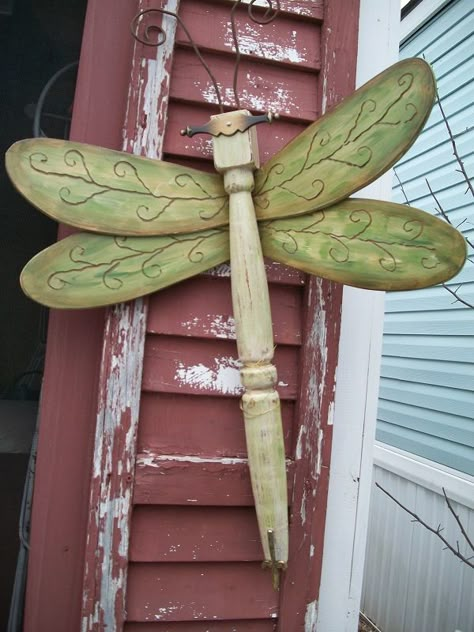 Fan Blade Crafts, Ceiling Fan Crafts, Fan Blade Art, Ceiling Fan Art, Dragonfly Yard Art, Spindle Crafts, Wooden Dragon, Dragonfly Wall Decor, Yard Art Crafts