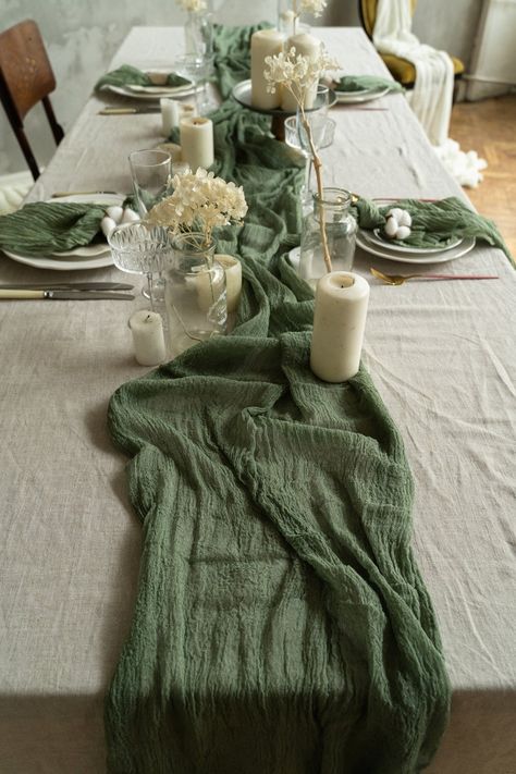 Green Cheese Cloth Table Runner Wedding, Earth Tone Party Decor, White Table Cloth With Green Runner, Simple Wedding Style Receptions, Boho Greenery Wedding Table Settings, Green And Brown Table Setting, Dark Green And Beige Wedding, Olive Table Setting, Earthy Party Theme