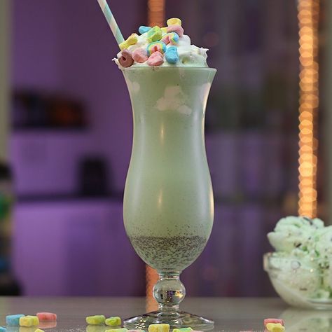 Tropical Mixed Drinks, Leprechaun Cocktail, Rum Drinks Recipes, St Patricks Day Drinks, Holiday Ice Cream, Breakfast Cocktails, Lucky Charms Cereal, Mint Chocolate Chip Ice Cream, Tipsy Bartender