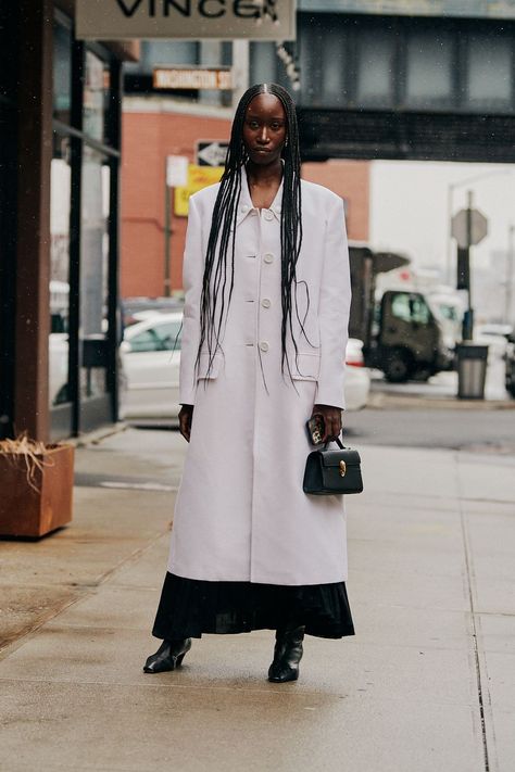 Street Style NYFW Fall-Winter 2022 - See the Hottest Street Style at New York Fashion Week New York Trench Coat Street Styles, Denim Trench Coat Street Style, Modern Fur Coat Street Styles, 2022 Street Style, Trench Coat Runway 2022, Street Snap, Nyfw Street Style, Best Style, Styles Inspiration