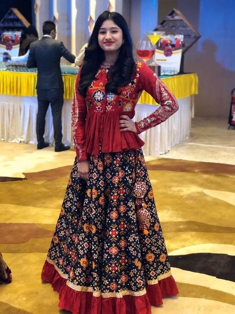 Patola Skirt And Top, Bandhani Peplum Blouse, Chaniya Top Design, Traditional Long Blouse Designs, Patola Half Saree Blouse Designs, Embroidery Lehnga Design, Patola Choli Design, Patola Chaniya Choli For Navratri, Patola Ghagra Choli