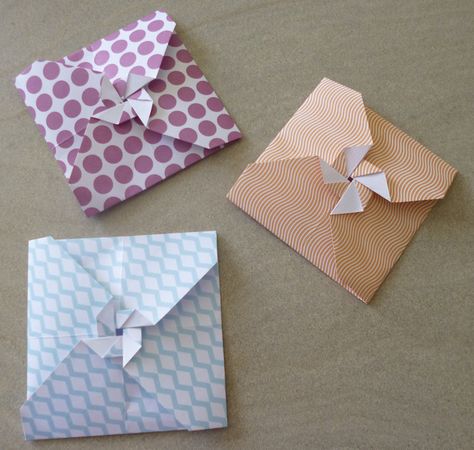 Des petites enveloppes en origami Origami Invitations, Origami Letter, Letter Folding, Origami Paper Folding, Origami Boxes, Origami Envelope, Fun Mail, Diy Envelope, Origami Box