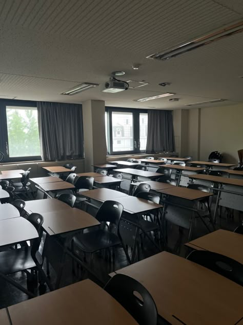 korean class / korean school aesthetic Class Aesthetic School Korean, Korean Teacher Aesthetic, Classroom Aesthetic High School Korean, Korean School Building, Korean School Aesthetic Classroom, Class Aesthetic School, Korean Highschool Aesthetic, Korea School Aesthetic, School Class Aesthetic