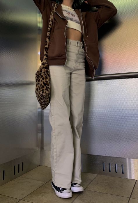 Tan Jeans Outfit, Beige Jeans Outfit, Tan Pants Outfit, Brown Jacket Outfit, Beige Pants Outfit, Dark Khaki Pants, Colored Pants Outfits, Corduroy Pants Outfit, Tan Outfit