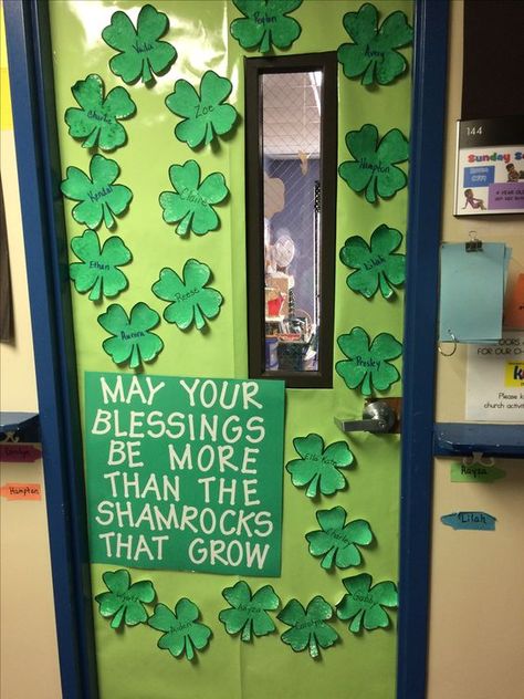 45+ St Patricks day decor ideas for classroom so that nothing but happiness come through your door - Hike n Dip St Patrick’s Day Door Decorations, St Patricks Day Classroom Door, Two Year Old Crafts, Leprechaun Classroom, Decor Ideas For Classroom, Homecoming 2024, St Patricks Day Hat, St Patricks Day Decor, Infant Classroom