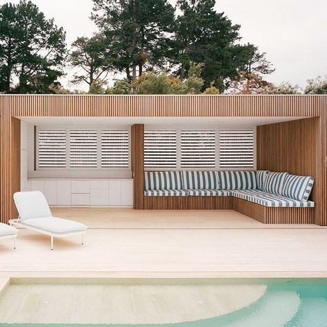 @custom_duplex on Instagram: “We had to reduce our pool to the size of a bath but I’m still dreaming of a pool like this @reallivingmag” Minimalist Beach House, Sorrento Beach, Moderne Have, Pool Pavilion, Living Pool, Est Living, Coastal Modern, Countryside House, Minimal Home