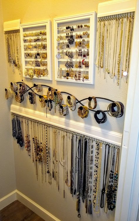 Jewelry Wall Organizer Diy, Eyeglasses Organizer Diy, Jewelry Organizer For Closet, Diy Wall Jewelry Display, Jewelry Wall In Closet, Jewelry Organizer Wall Closet Ideas, Wall Storage For Jewelry, Jewelry Display In Closet, Small Mirrors On Wall Bedroom