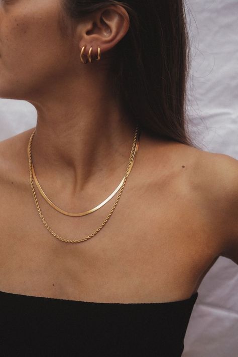 Gold Chain Stacking Necklace, Style Gold Jewelry, Minimalist Gold Jewelry Earrings, Stacking Gold Jewelry, Gold Jewelry Stacking, Jewelry Accessories Ideas Style, Styling Gold Jewelry, Gold Waterproof Jewelry, Stack Necklaces Gold