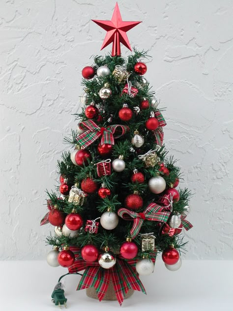 Christmas Tree Small Ideas, Mini Christmas Trees Decorated, Christmas Small Tree Ideas, Christmas Tree Ideas Mini, Small Tree Decor, Small Xmas Tree Ideas, Small Christmas Tree Decorations Ideas, Tiny Christmas Tree Decorations, Small Christmas Tree Ideas Decoration