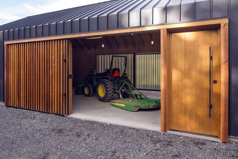 Elk Valley Tractor Shed | FIELDWORK Design & Architecture; Photo: Brian Walker Lee | Archinect Industrial Interior Design, Tractor Shed, Farm Shed, Farmhouse Architecture, Barn Garage, Modern Barn Door, Modern Garage, Casa Patio, Farm Buildings