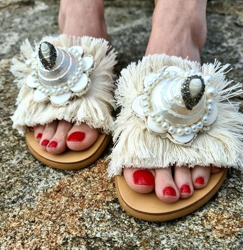 Boutique of Sandals on Instagram: “Discover our new natural mother of pearl shell Sandals at our online store: Www.boutiqueofsandals.com 🐚🇬🇷 👇 LINK IN BIO 🔗🛒🐚🐚🐚 #seashells…” Shell Sandals, Pearl Shell, Sea Shells, Mother Of Pearl, Link In Bio, Womens Sandals, Macrame, Shells, Online Store