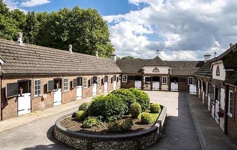 English Stable Yard, Houses With Stables, Pretty Horse Stables, Small Equestrian Property, Equestrian Yard Ideas, Luxury Stables Exterior, French Horse Stables, British Horse Stables, English Horse Stables