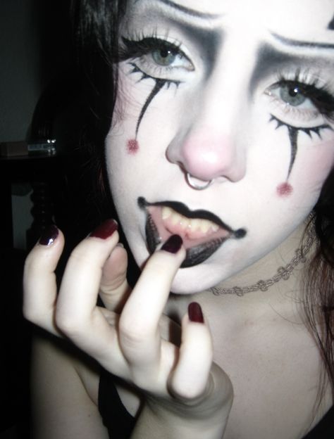 Gothic Looks Makeup, Corpse Clown Makeup, Clown Make Up Woman, Spider Clown Makeup, Cool Makeup Looks Creative Halloween Easy, Cool Halloween Face Paint, Halloween Makeup Colorful, Black And White Hair Halloween Costume, Silly Makeup Looks