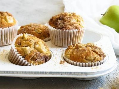 A delicious recipe that's easy to prepare. Kids love them, and it only requires one bowl and a spoon. They will work using tinned pie apple if fresh apples aren't available. Sultana Muffins Recipe, Sultana Muffins, Lunchbox Baking, Assorted Muffins, Marshmallow Slice, Work Treats, Aussie Recipes, Vegetable Muffins, Apple Muffin