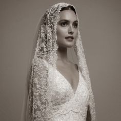 Spanish Lace Wedding Dress, Wedding Dress And Veil, Spanish Wedding, Dresses Unique, Backless Wedding, Lace Vintage, Dream Wedding Ideas Dresses, A Wedding Dress, Princess Wedding Dresses