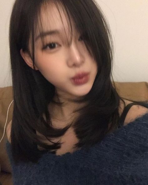 Long Bob Hairstyles Korean, Asian Long Bob Haircut, Short Hair Frame Face, Korean Middle Length Hair, Pretty Haircuts Medium, Korean Shoulder Length Hair, Medium Length Haircut Asian, Medium Asian Hair, Long Wispy Bangs