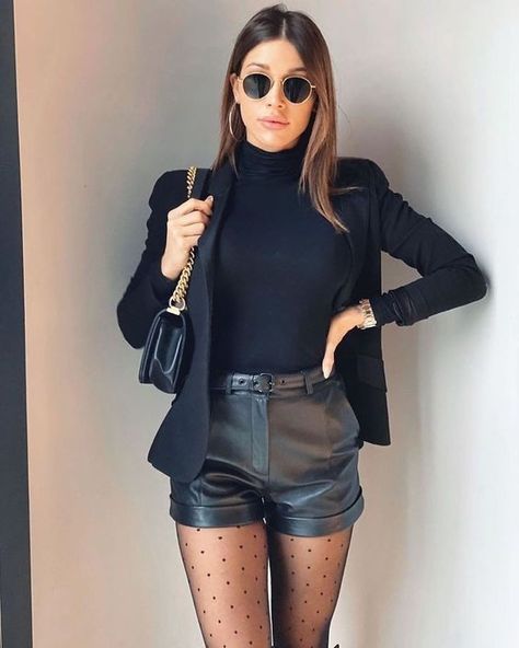 10 Outfits femeninos con shorts negros de piel Looks Black, Crochet Bags, Leather Shorts, Mode Inspiration, Winter Fashion Outfits, Outfits Casuales, Look Fashion, Crochet Bag, Classy Outfits